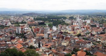 Panorámica de Monforte de Lemos con la Torre del Homenaje coronando el monte de San Vicente