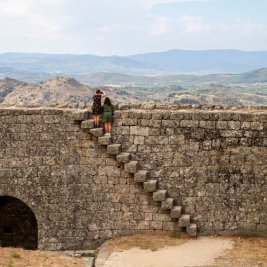 Casas de Monsanto encajadas entre enormes peñascos de granito en la ladera del monte