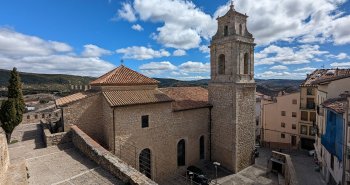 Vista panorámica de Morella con su castillo en lo alto de la roca y las murallas medievales rodeando el pueblo