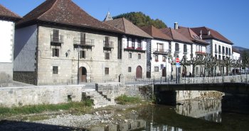 Panorámica de Ochagavía con sus casas de tejados empinados junto al río Anduña y el puente de piedra