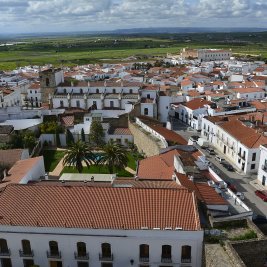 Panorámica de Olivenza con la torre del homenaje del castillo alzándose sobre las casas encaladas