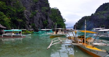 Laguna turquesa rodeada de acantilados de piedra caliza en El Nido, Palawan