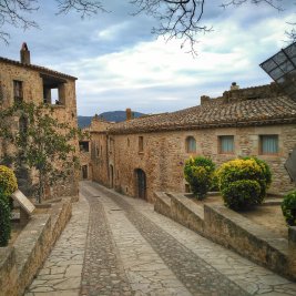 Vista del casco antiguo medieval de Pals con la Torre de les Hores sobre los tejados