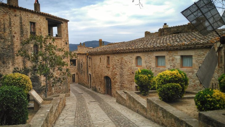 Vista del casco antiguo medieval de Pals con la Torre de les Hores sobre los tejados