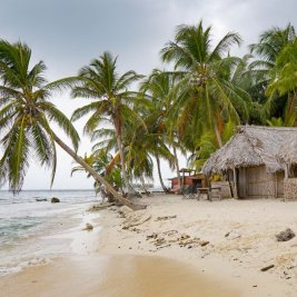 Isla de arena blanca con palmeras en el archipiélago de San Blas, Panamá