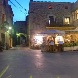 Calle empedrada de Peratallada flanqueada por casas medievales de piedra tallada