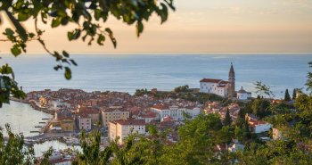 Vista de la península de Piran con sus tejados rojos y el campanario junto al mar Adriático