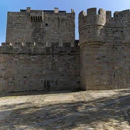 Vista de Puebla de Sanabria en lo alto del cerro con su castillo y las casas de piedra sobre el río Tera