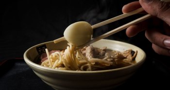 Cuenco de ramen japonés con huevo marinado y cerdo chashu