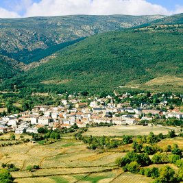 Vista panorámica de Rascafría y el valle del Lozoya con el monasterio de El Paular y la sierra de Guadarrama al fondo