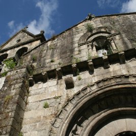 Vista panorámica del casco medieval de Ribadavia con el castillo de los Sarmiento y los viñedos del Ribeiro al fondo