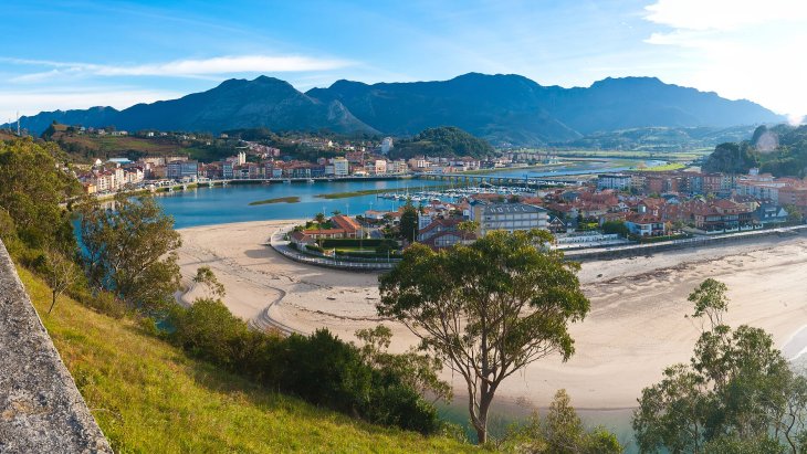 Panorámica de Ribadesella con la desembocadura del río Sella, el puerto y la playa de Santa Marina