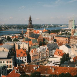 Tejados y agujas del casco viejo de Riga junto al río Daugava