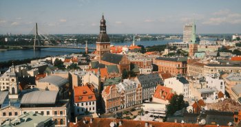 Tejados y agujas del casco viejo de Riga junto al río Daugava