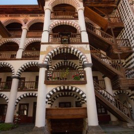Galerías a rayas y cúpulas del monasterio de Rila, en las montañas de Bulgaria