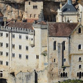 El pueblo de Rocamadour encaramado al acantilado sobre el cañón del río Alzou