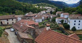 Vista panorámica de la villa de Roncal, con sus casas de piedra y tejados empinados junto al río Esca