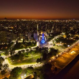Vista aérea nocturna del Monumento Nacional a la Bandera junto al río Paraná en Rosario
