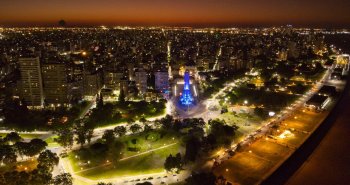 Vista aérea nocturna del Monumento Nacional a la Bandera junto al río Paraná en Rosario