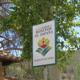 Calle empedrada de Rubielos de Mora con casonas de piedra dorada y aleros de madera tallada