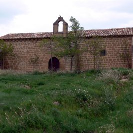 El castillo medieval de Sajazarra elevándose sobre el caserío del pueblo riojano