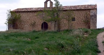 El castillo medieval de Sajazarra elevándose sobre el caserío del pueblo riojano