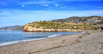 Panorámica de Salobreña con el casco blanco y el castillo árabe sobre la roca frente al Mediterráneo