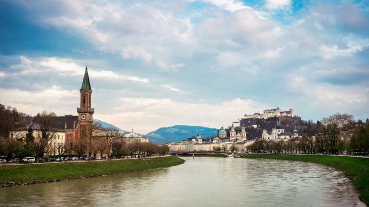 Vista de Salzburgo con la fortaleza de Hohensalzburg sobre el casco antiguo y el río Salzach