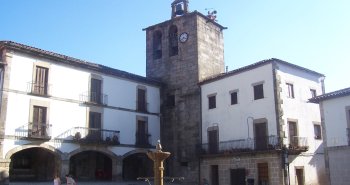Panorámica de San Martín de Trevejo entre castaños, en el Val de Xálima, Sierra de Gata
