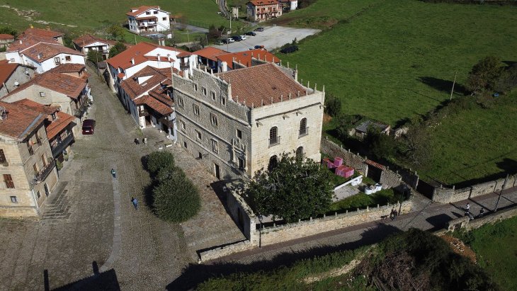 Vista panorámica de las calles empedradas y casonas de piedra de Santillana del Mar, en Cantabria