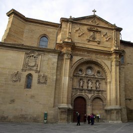 Vista panorámica de Santo Domingo de la Calzada con la torre barroca de la catedral sobresaliendo sobre el caserío