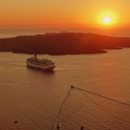 Casas blancas de Santorini asomadas a la caldera volcánica al atardecer