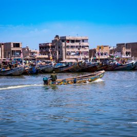 Piraguas de pesca pintadas de colores en la costa de Senegal
