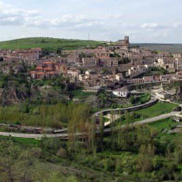 Vista panorámica de Sepúlveda con sus casas de tonos rojizos escalonadas sobre el espolón rocoso