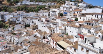 Calle de Setenil de las Bodegas con casas blancas construidas bajo una enorme roca que hace de techo