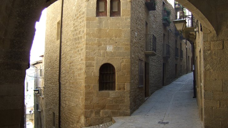 Vista panorámica del casco medieval de Sos del Rey Católico en lo alto de la peña