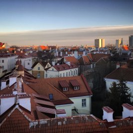 Tejados rojos y torres medievales del casco antiguo de Tallin, en Estonia