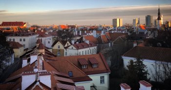 Tejados rojos y torres medievales del casco antiguo de Tallin, en Estonia