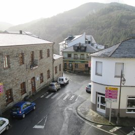 Vista panorámica del pueblo de Taramundi rodeado de montes verdes en el occidente de Asturias