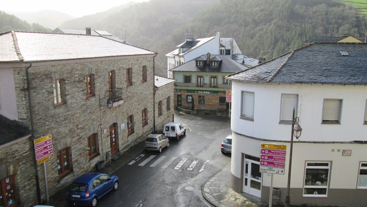 Vista panorámica del pueblo de Taramundi rodeado de montes verdes en el occidente de Asturias