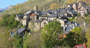 Campanario románico de Sant Climent de Taüll con las montañas del valle de Boí al fondo