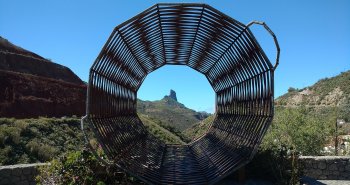 Vista panorámica de Tejeda, con sus casas blancas en la ladera y el Roque Bentayga al fondo, en el centro de Gran Canaria