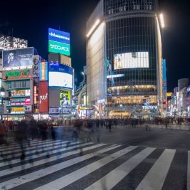 El cruce de Shibuya en Tokio iluminado por pantallas y neones