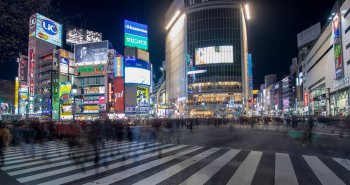 El cruce de Shibuya en Tokio iluminado por pantallas y neones