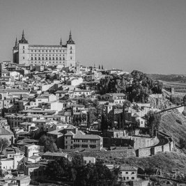 Panorámica de Toledo sobre el río Tajo con el Alcázar y la catedral