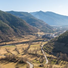 Vista panorámica de Torla con la iglesia de San Salvador y el macizo del Mondarruego al fondo