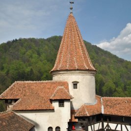 Castillo medieval sobre una colina boscosa en Transilvania, Rumanía