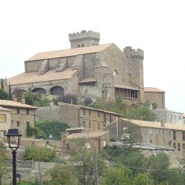 Panorámica de Ujué en lo alto de su cerro, con la iglesia-fortaleza de Santa María dominando el caserío