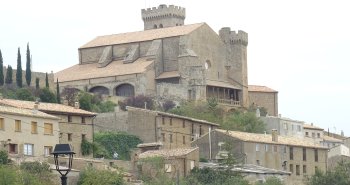 Panorámica de Ujué en lo alto de su cerro, con la iglesia-fortaleza de Santa María dominando el caserío