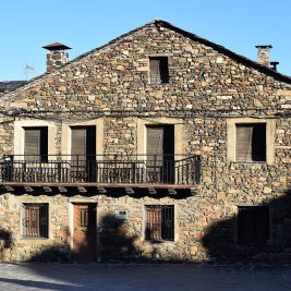 Panorámica de Valverde de los Arroyos con sus casas de pizarra negra y el pico Ocejón al fondo